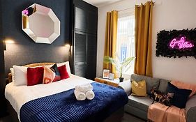 A&A Luxury Stay Rosedale St - Chic, Modern, City Centre, Neon Decor